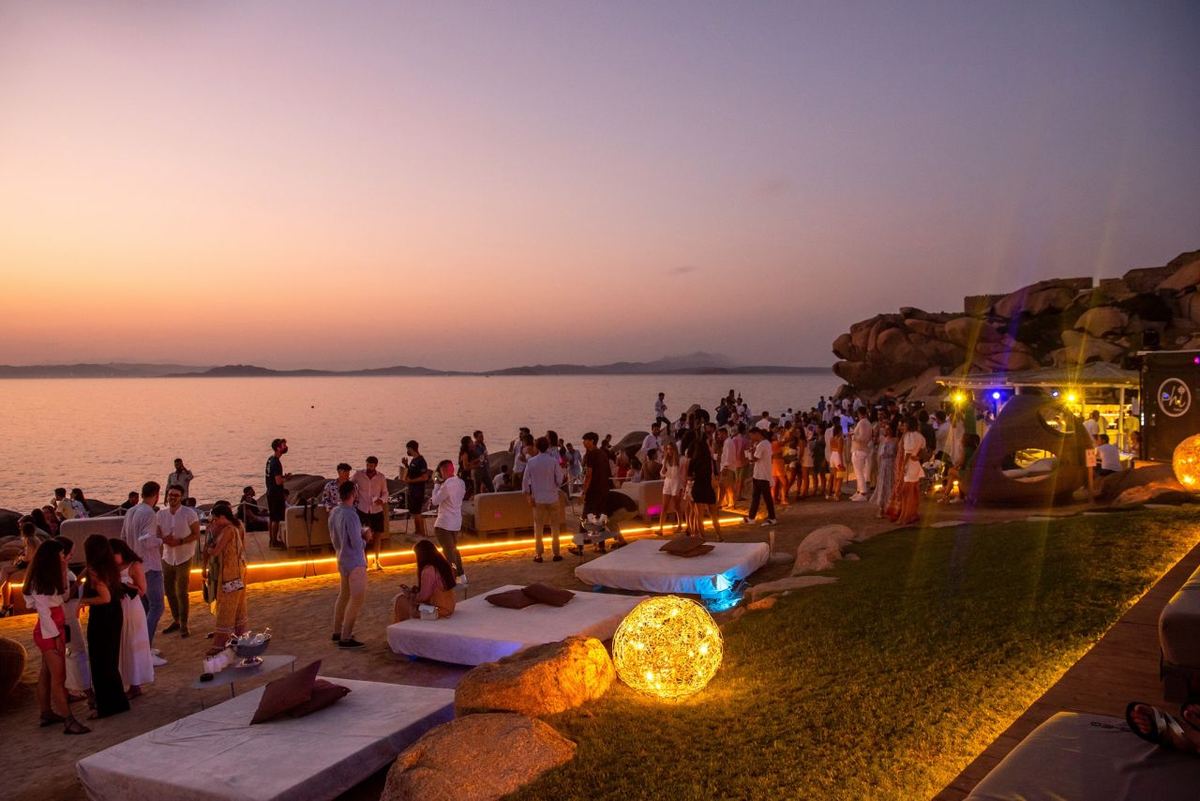 Aperitivo sunset elegante con DJ set in spiaggia tra Roma e il Lazio