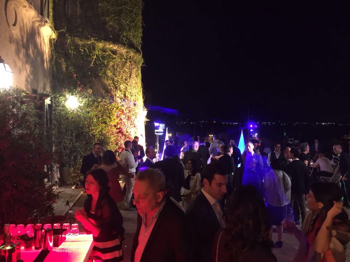 Festa privata elegante a Roma con cocktail party, ospiti e DJ set serale