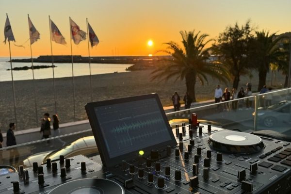 DJ set elegante al tramonto in hotel a Roma