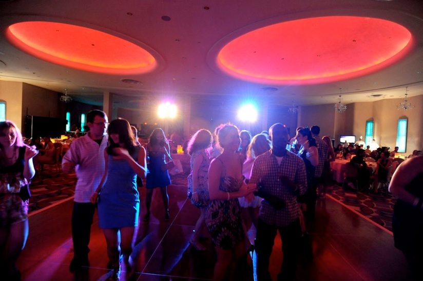 Festa privata elegante con DJ e ospiti in pista a Roma