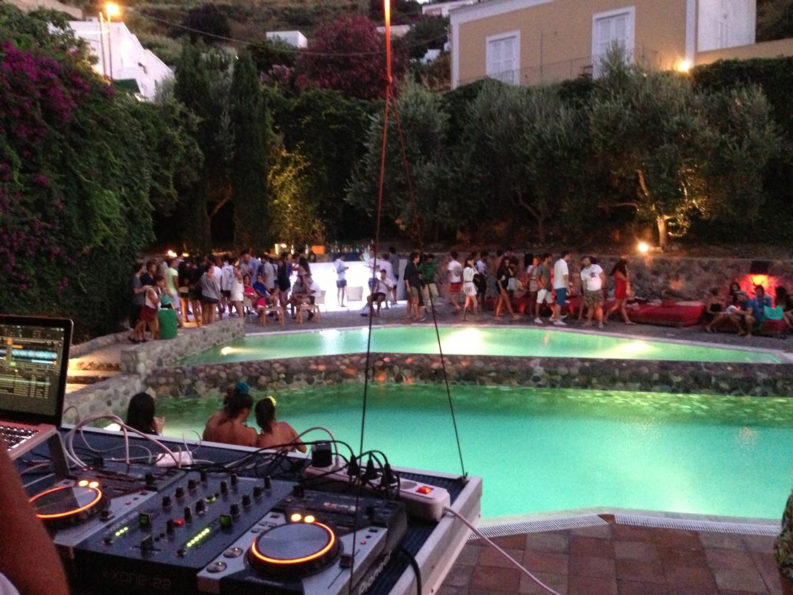 Pool party privato con DJ set a Roma