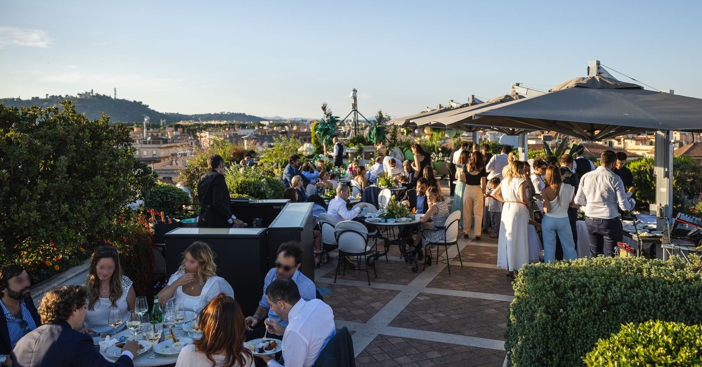 Rooftop party elegante con DJ set a Roma in location panoramica