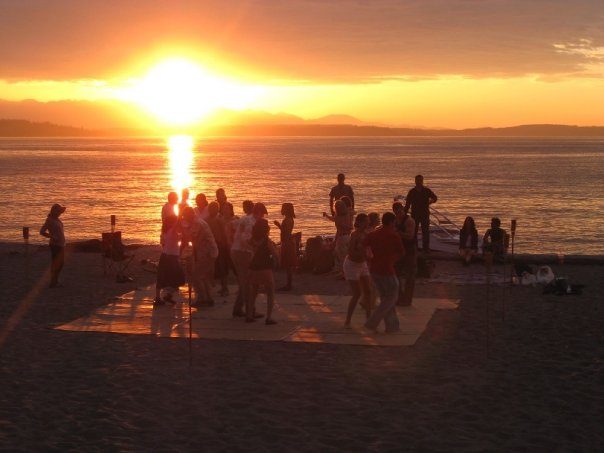 Beach party al tramonto con DJ set sul mare nel Lazio
